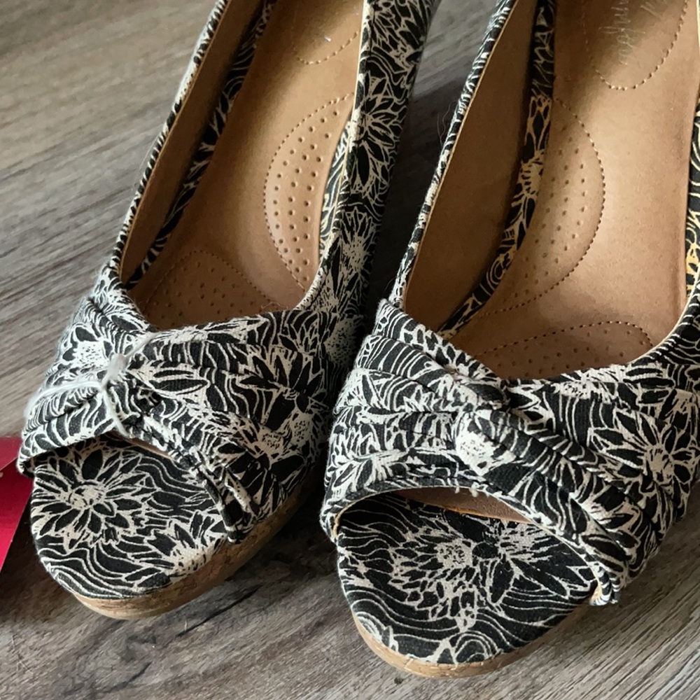 dexflex comfort Floral Black and Cream Wedge Sandals - Picture 5 of 16